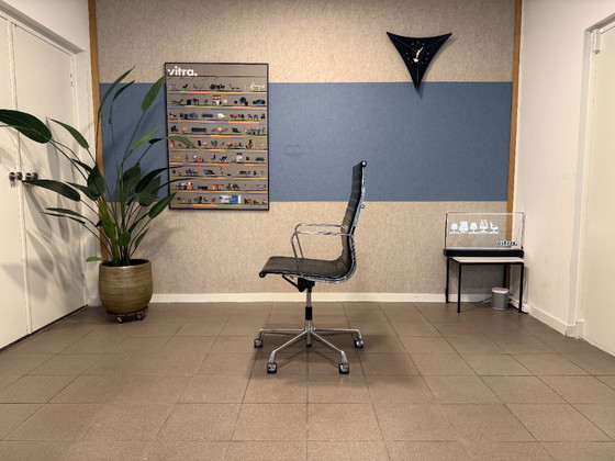 Image 1 of Vitra | Eames | EA119 | Pelle nera e cromo | 1 pezzo