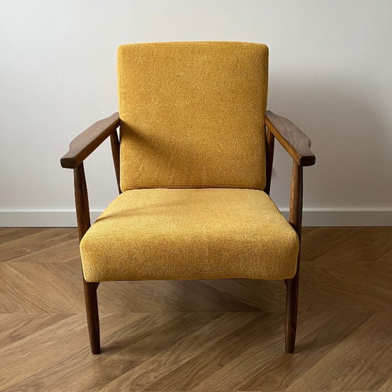 Image 1 of Vintage Club Mid-Century Modern fauteuil: gele stof, frame van beukenhout