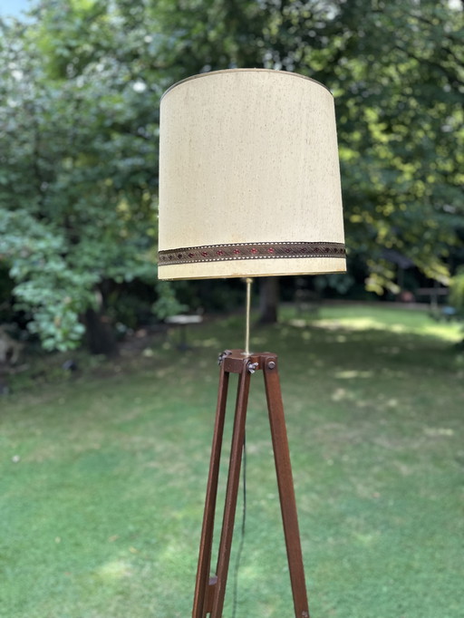 Lampadaire tripode Flamant - élégance chaleureuse en bois et cuivre