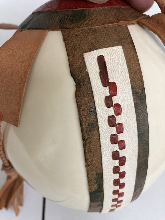 Image 1 of Antico uovo di struzzo rivestito in pelle, gabinetto delle curiosità degli anni '60