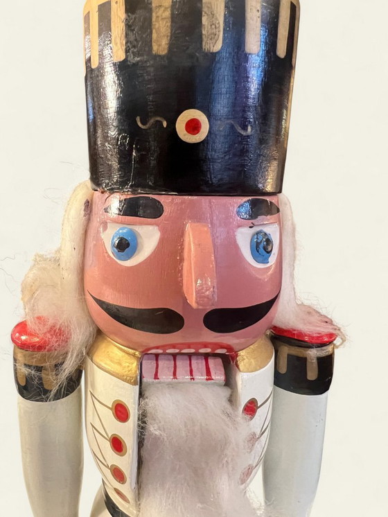 Image 1 of Original Nussknacker Offizier in Weißer Uniform | Erzgebirgische Handarbeit