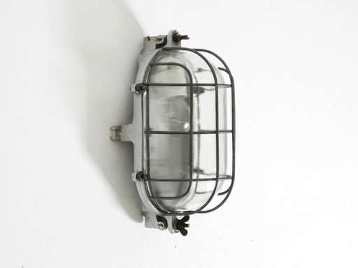 Rare grande lampe d'usine vintage des années 1950, en aluminium moulé et en verre.
