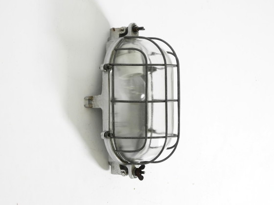 Image 1 of Rare grande lampe d'usine vintage des années 1950, en aluminium moulé et en verre.
