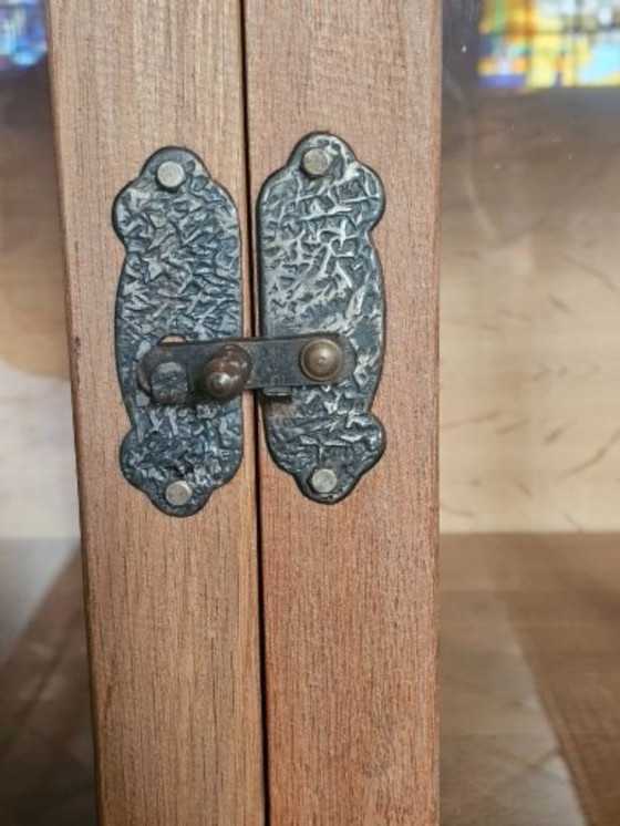 Image 1 of Vitrine d'église provenant de l'église historique de Schulen – chêne massif – pièce patrimoniale unique (vers 1960)