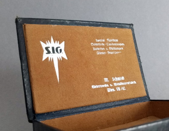 Image 1 of Boîte en cuir du Wiener Werkstatte pour SIG Max Schmidt, fabrique de lampes et de métaux, Vienne 1910