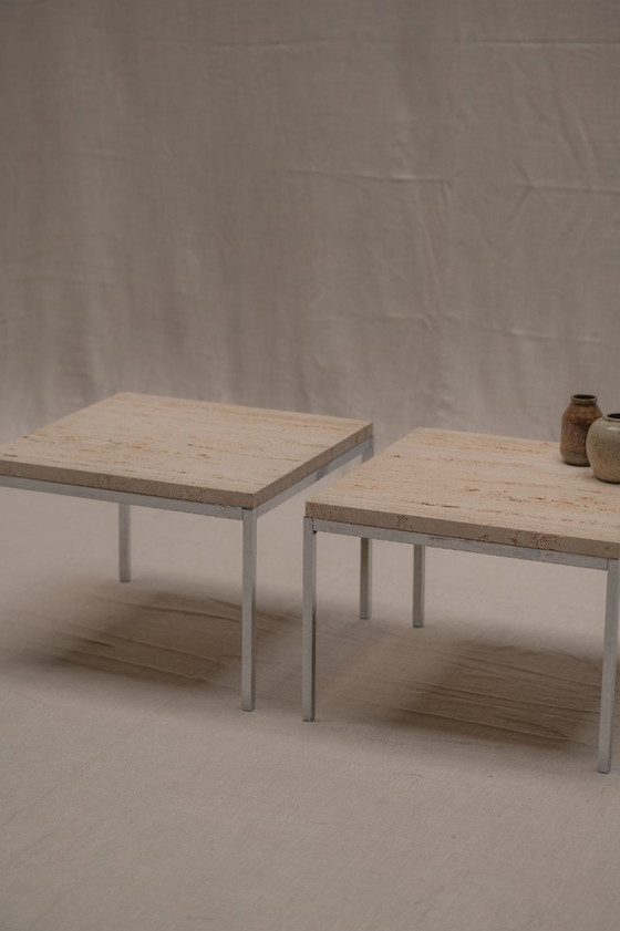 Image 1 of Ensemble de deux tables d'appoint modernistes en travertin et chrome - années 1970