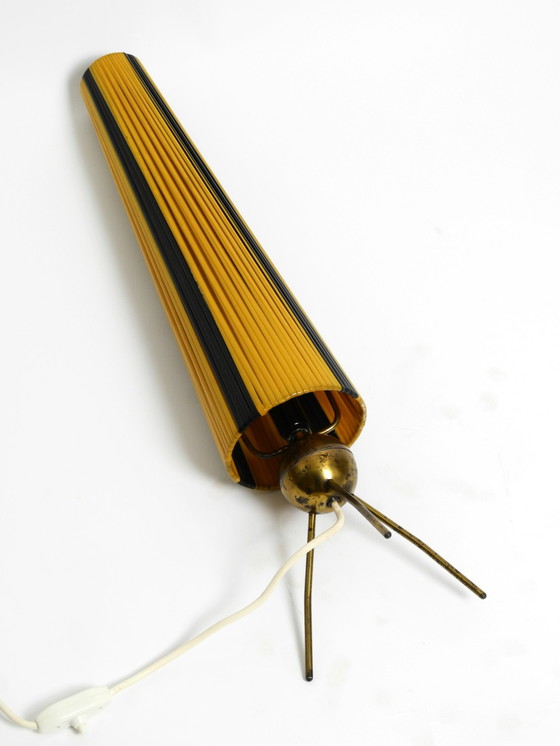 Image 1 of Seltene schöne Mid-Century Modern Tripod Messing Tischlampe mit Wrapped Nylon Strip Lampenschirm