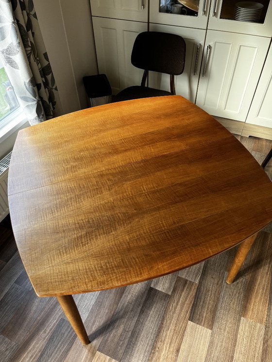 Image 1 of Vierkante uitschuifbare vintage eettafel met ronde vormen