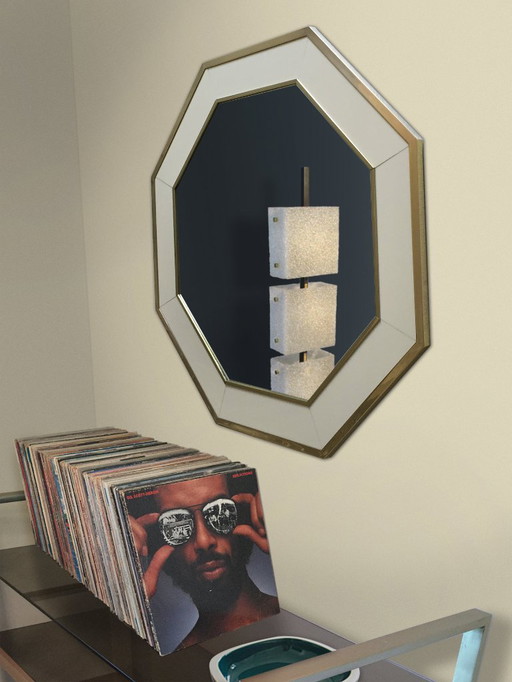 Miroir vintage en laque blanche et laiton par Jean Claude Mahey, 1970