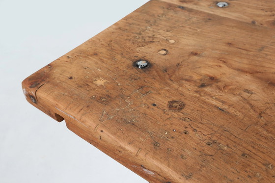 Image 1 of Industriële bar / bistro tafel met gietijzeren poten en houten blad, België 1920