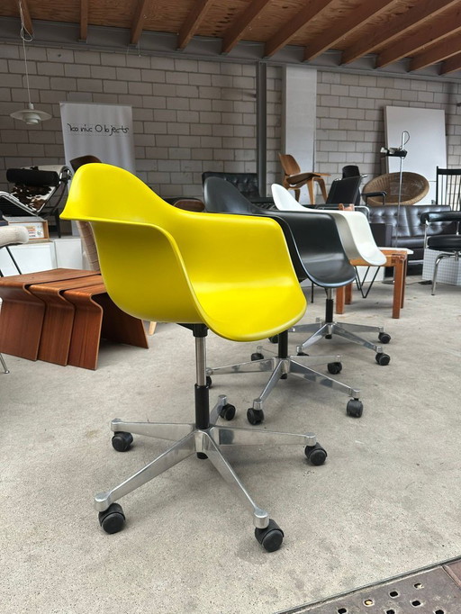 Vitra Pacc desk chair (height-adjustable)
