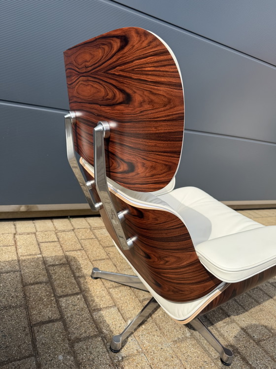 Image 1 of Poltrona lounge originale Vitra Eames + poggiapiedi Santos in palissandro e pelle bianca 10/10