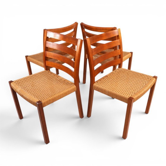 Image 1 of Niels Otto Møller Modèle 408, Ensemble de 4 chaises de salle à manger en teck Papercord pour J.L. Møllers, 1975