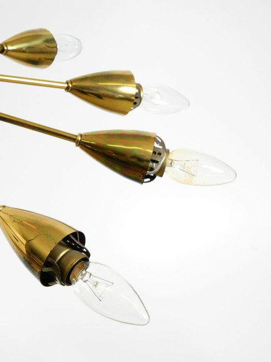 Image 1 of Rarissimo splendido lampadario a 12 bracci in ottone del Mid Century con paralumi in vetro opalino