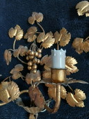 Splendide applique vintage in ferro dorato con motivo a grappolo d'uva e vite, provenienti dall'Italia.