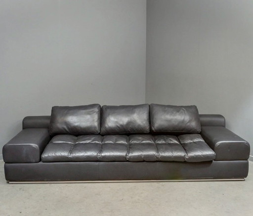 Ein großzügiges 3- bis 4-Sitzer Sofa, ideal für ein modernes, stilvolles Interieur