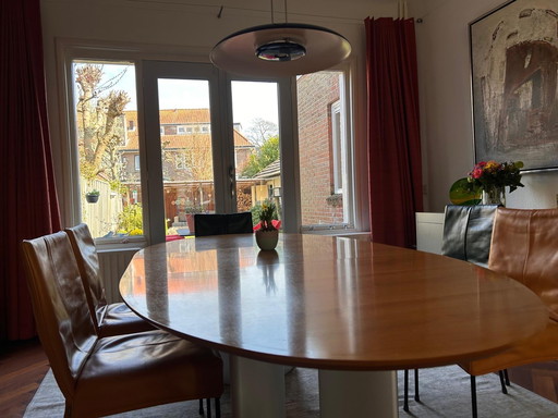 Arco-Tisch: Ovale Platte mit einer Länge von 1,80 m plus zwei 60 cm lange Zwischenplatten, an der breitesten Stelle 115 cm