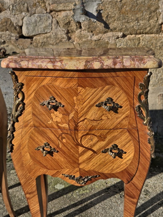 Image 1 of Set van 2 Franse vintage marqueterie nachtkastjes - Marmeren en houten nachtkastjes - Louis XV-stijl - jaren 70