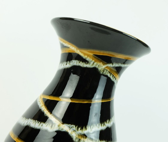 Image 1 of vaso tedesco occidentale anni '50 scheurich modello 215-33 decorazione a righe nero ocra e bianco