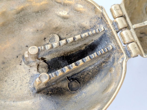 Image 1 of Cascanueces de nogal y latón de mediados de siglo | Decoración navideña de latón macizo