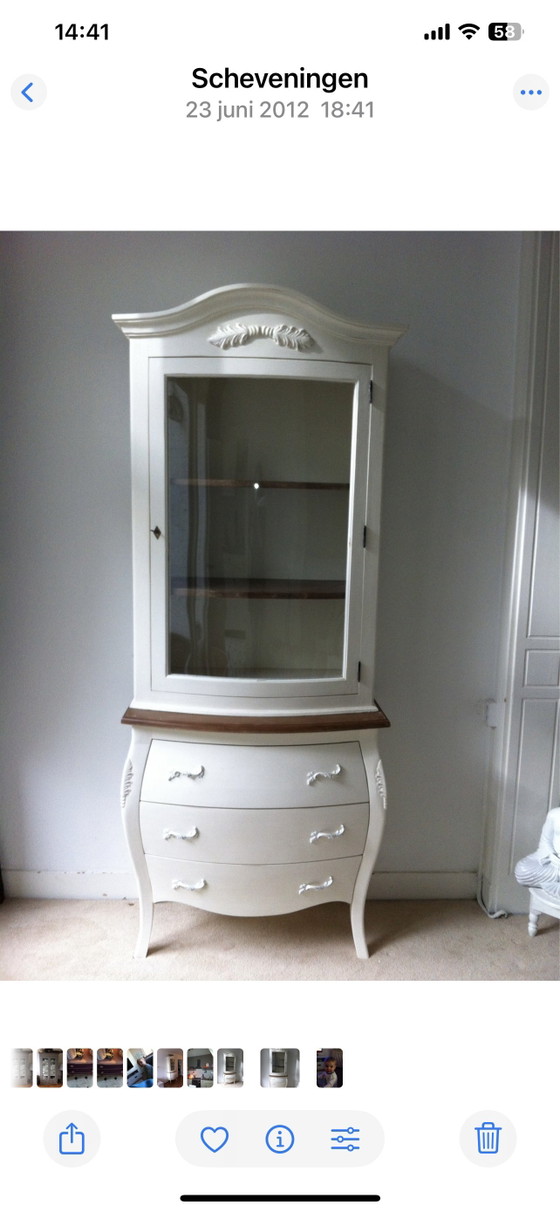 Image 1 of Mooie witte bolle buik vitrinekast met 3 lades