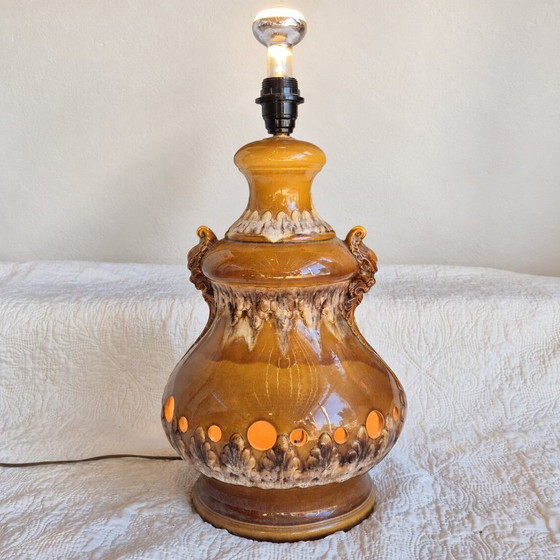 Große Karamell- und Creme-Emaille-Keramiklampe – Reliefdekor und Doppelbeleuchtung – Tischlampen, Ceramic (photo 9 of 9)