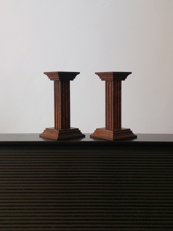 Image 1 of Paire de chandeliers en bois, décor de colonne, usine de meubles Oisterwijk