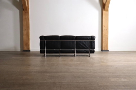 Divano tre posti Cassina LC2 di Charlotte Perriand e Le Corbusier, anni '80, Divani 3 posti, Pelle, Argentato (foto 7 di 16)