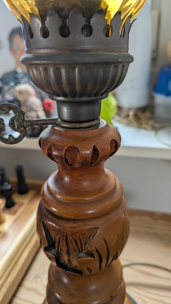 Lampada da Tavolo in Legno Intagliato con Paralume in Vetro Ambrato, Lampade da tavolo, Marrone, Vintage (foto 4 di 8)