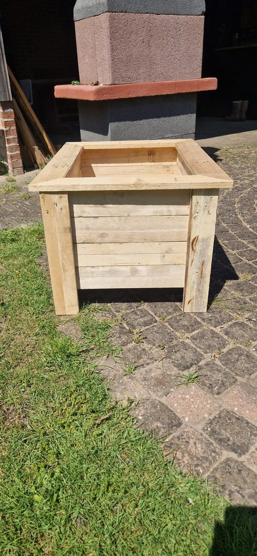 Fioriera robusta in legno riciclato per giardino o terrazzo.