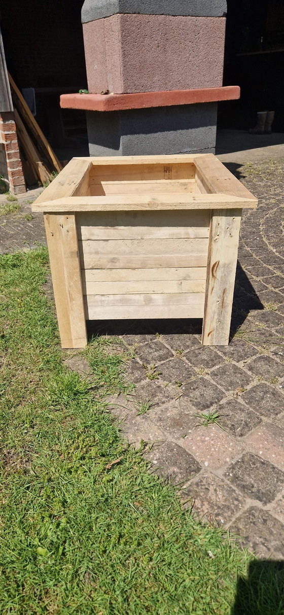 Image 1 of Fioriera robusta in legno riciclato per giardino o terrazzo.