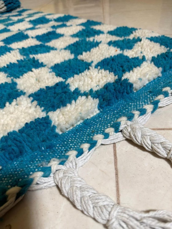 Image 1 of Tapis marocain moderne à carreaux bleus et crème 300 x 200 cm – Dimensions sur mesure
