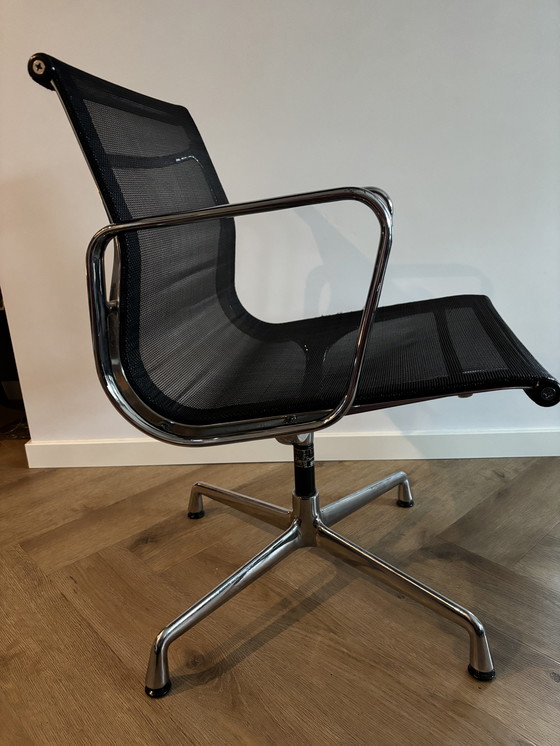 Image 1 of EAMES EA108 STOEL ZWART NETWEAVE ALUMINIUM FRAME VITRA