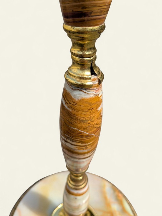 Image 1 of Rarität! Mid-Century Stehlampe mit rosafarbenem Samtschirm & Fransen – Messingfuß mit Marmorverzierung