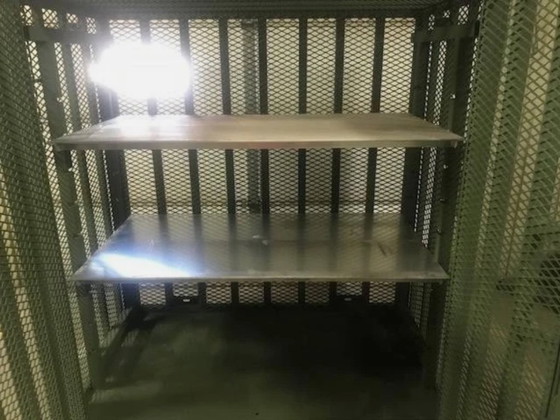 Image 1 of Cassaforte militare originale - Gabbia di sicurezza per beni di alto valore - un pezzo unico che cattura l'attenzione in amb