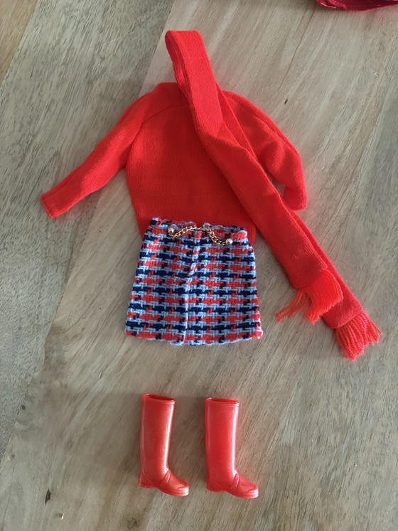Image 1 of Barbie vintage avec plein de vêtements