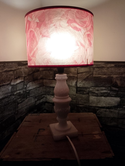Vintage-Lampe aus echtem Alabaster mit Lampenschirm aus Fiberglas, aus den 1960er oder 70er Jahren.
