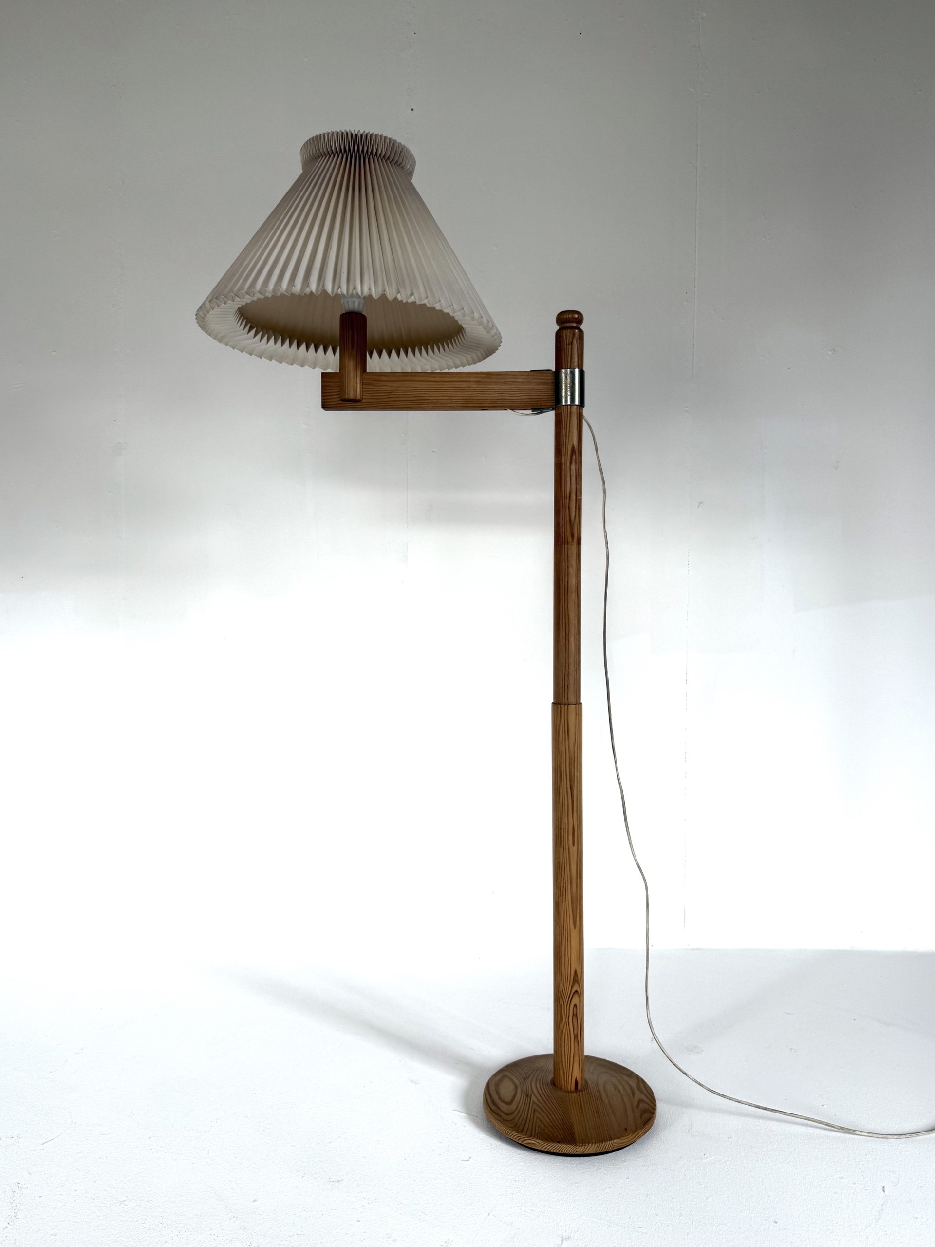 Vintage pine rod lamp '70s | €450 | Whoppah