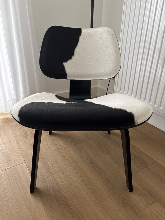 Image 1 of Vitra LCW Calf's Skin pelliccia nera/bianca