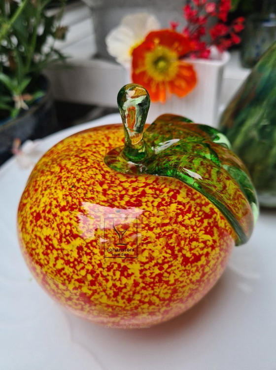 Image 1 of Manzana de vidrio macizo soplado a mano Johansfors ‘Astrakan’, diseño exclusivo de Luigi Barbaro.
