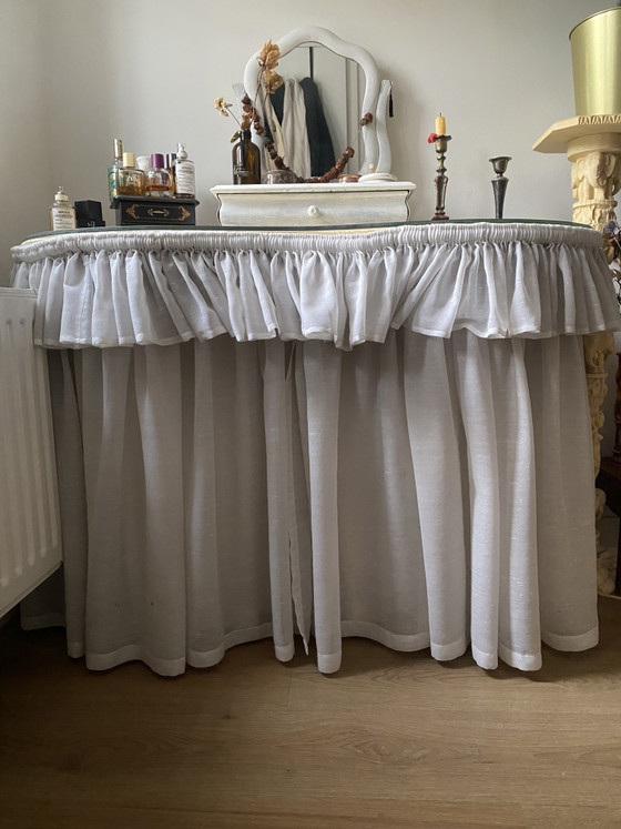Elegante toeletta vintage con piano in vetro, motivo damascato e tende. – Tolette, Wood, Glass (photo 4 of 8)