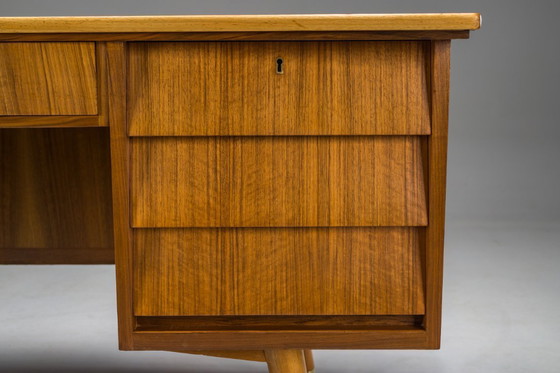 Image 1 of Freistehender Schreibtisch in Nussbaum, 1960er Jahre