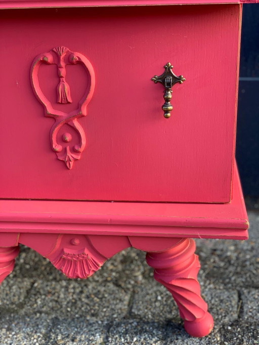 Set van twee kus rode roze brocante nachtkastjes 