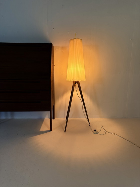 Image 1 of Vintage teakhouten tripod vloerlamp met plussékap ‘60