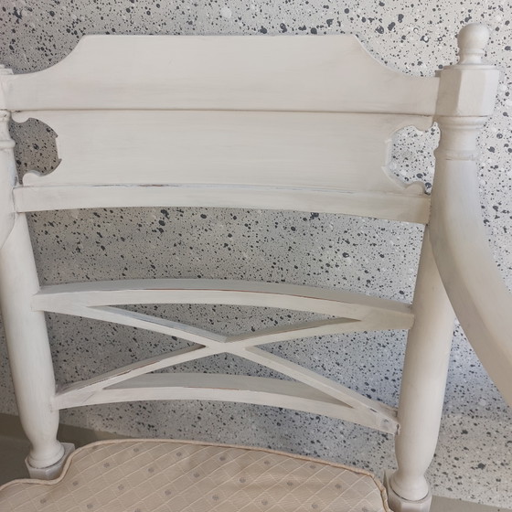 Image 1 of Zwei kleine Stühle mit Kissen.