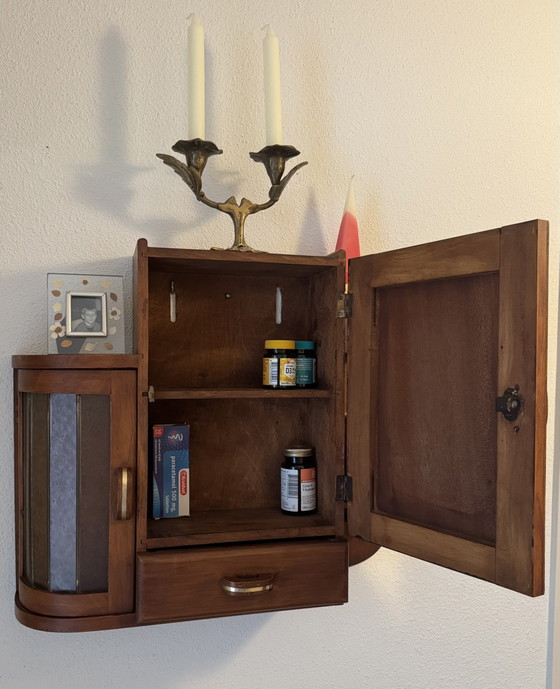 Seltener Apothekerschrank im Art-déco-Stil | Buntglas, Spiegel & Messingbeschläge | 1920er-1930er Jahre (photo 8 of 15)