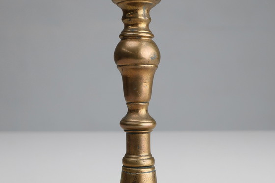 Image 1 of Candelero francés antiguo de cobre de la Alta Época, principios del siglo XVII