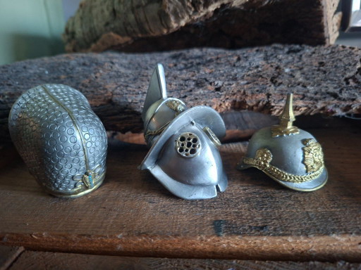 Oggetti da collezione: replica 3D di un'armatura medievale e 3 elmi storici in metallo in miniatura - decorazione da collezione.