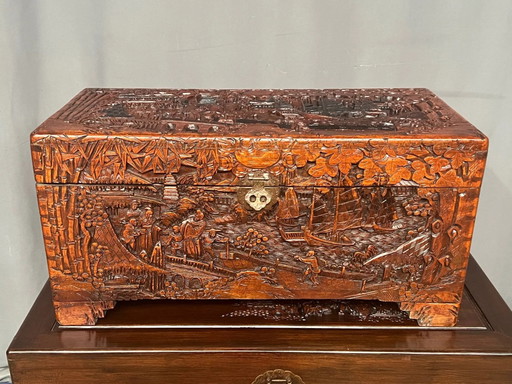 Coffre en camphre sculpté. Chine. XXe siècle. 40 x 80 x 38 cm. – opbergkast, Wood (photo 2 of 7)