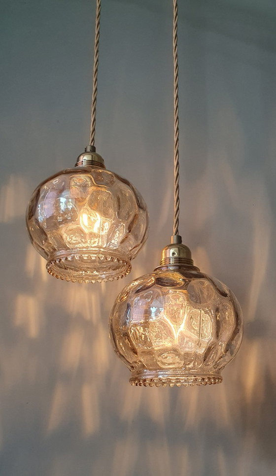 Set vintage di lampade a sospensione color ambra con vetro testurizzato – Metal (photo 11 of 16)